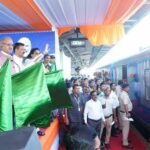 रायपुर : केंद्रीय रेल मंत्री श्री अश्विनी वैष्णव और मुख्यमंत्री श्री विष्णु देव साय ने रावघाट – रायपुर एवं रायपुर – कुरूद यात्री रेल सेवाओं को दिखाई हरी झंडी